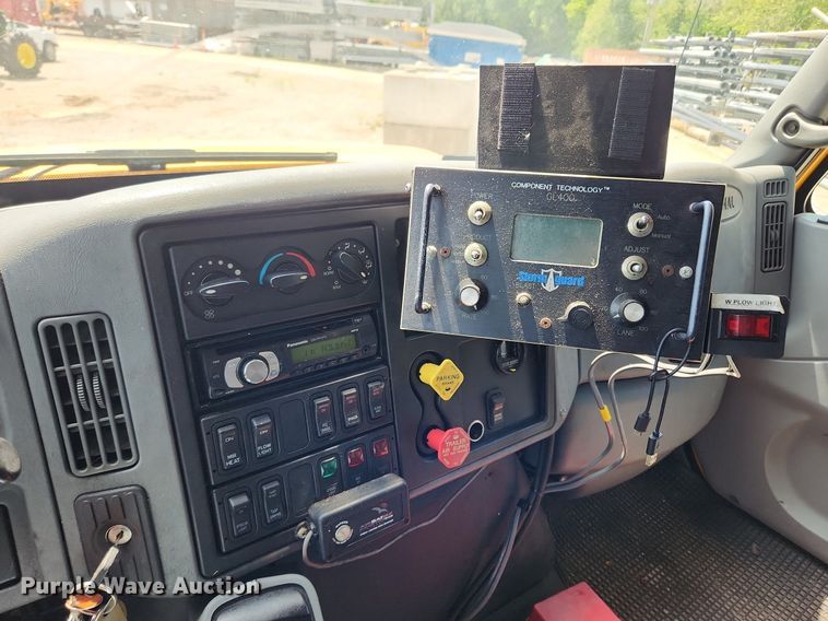 image for item LX9542 2006 International 7400  flatbed truck