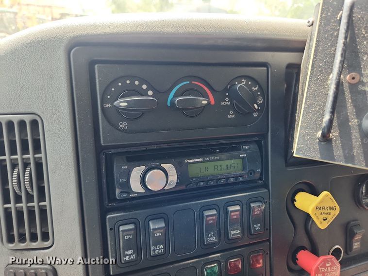 image for item LX9542 2006 International 7400  flatbed truck