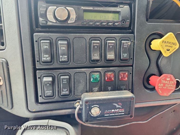 image for item LX9542 2006 International 7400  flatbed truck