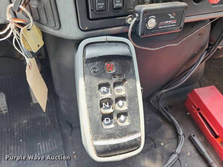 image for item LX9542 2006 International 7400  flatbed truck