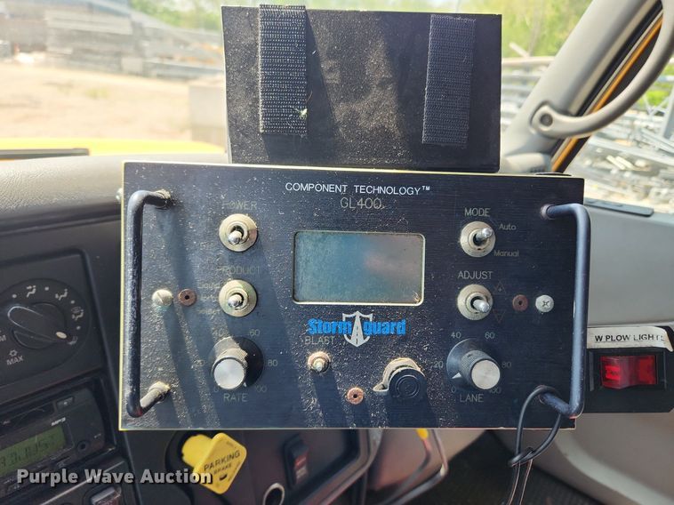 image for item LX9542 2006 International 7400  flatbed truck