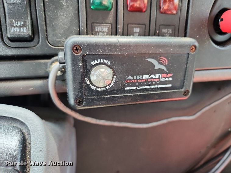 image for item LX9542 2006 International 7400  flatbed truck