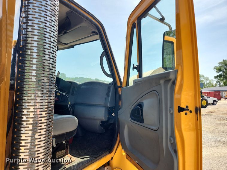 image for item LX9542 2006 International 7400  flatbed truck