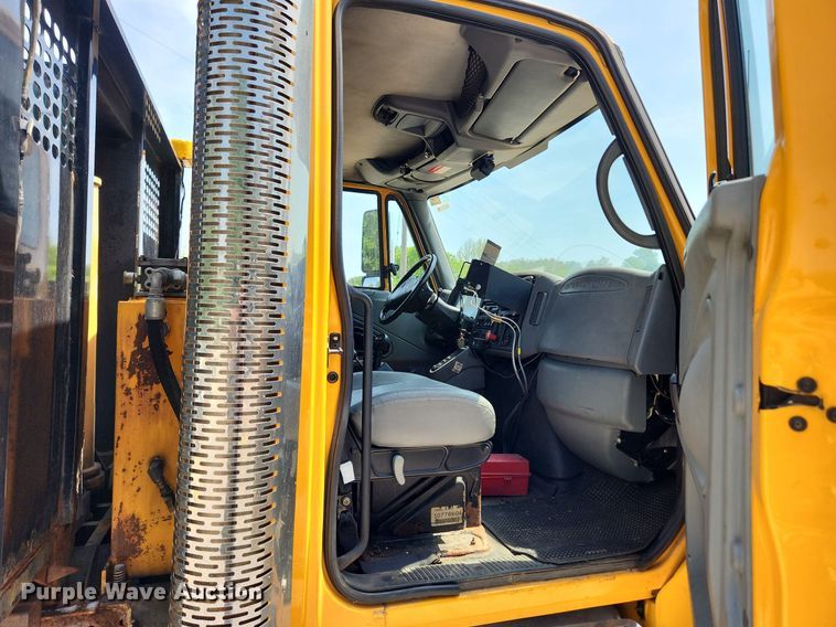 image for item LX9542 2006 International 7400  flatbed truck