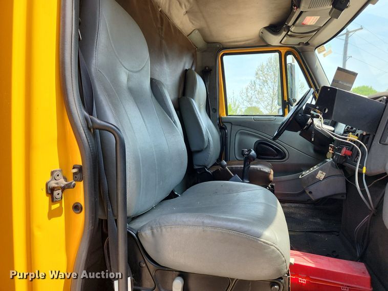 image for item LX9542 2006 International 7400  flatbed truck