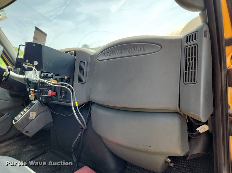 image for item LX9542 2006 International 7400  flatbed truck