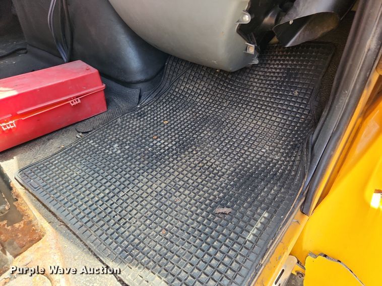 image for item LX9542 2006 International 7400  flatbed truck