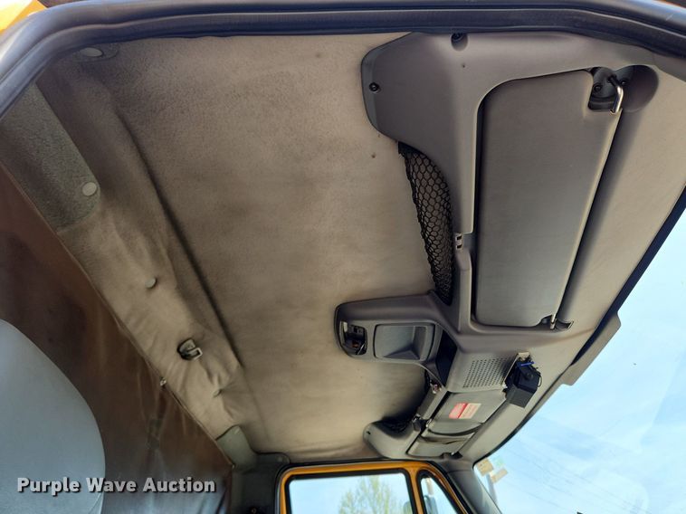 image for item LX9542 2006 International 7400  flatbed truck