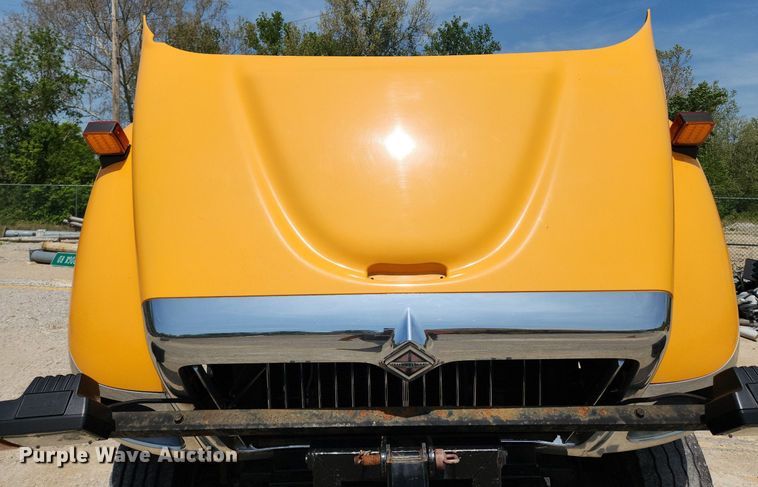 image for item LX9542 2006 International 7400  flatbed truck