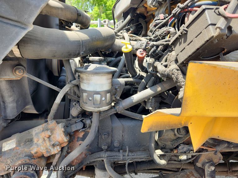 image for item LX9542 2006 International 7400  flatbed truck