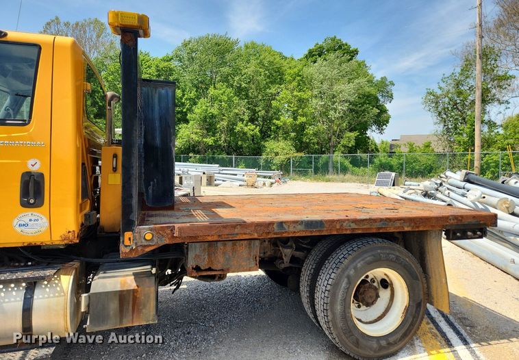 image for item LX9542 2006 International 7400  flatbed truck