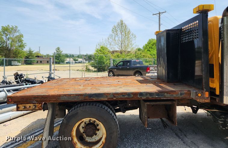 image for item LX9542 2006 International 7400  flatbed truck