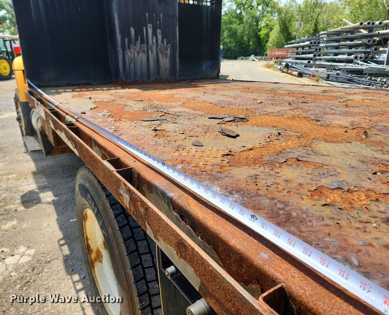 image for item LX9542 2006 International 7400  flatbed truck