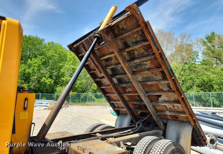 image for item LX9542 2006 International 7400  flatbed truck