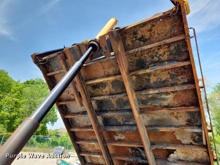 image for item LX9542 2006 International 7400  flatbed truck