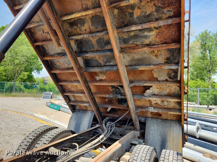 image for item LX9542 2006 International 7400  flatbed truck