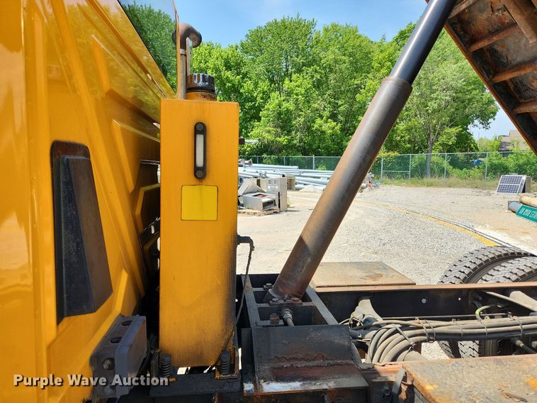 image for item LX9542 2006 International 7400  flatbed truck