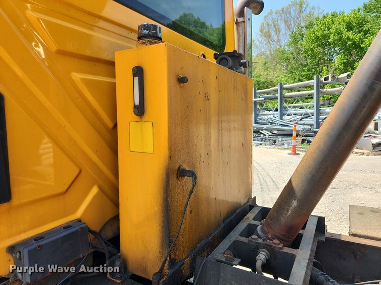 image for item LX9542 2006 International 7400  flatbed truck