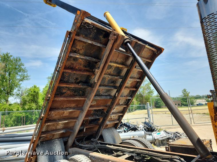 image for item LX9542 2006 International 7400  flatbed truck