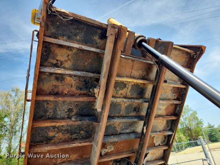 image for item LX9542 2006 International 7400  flatbed truck