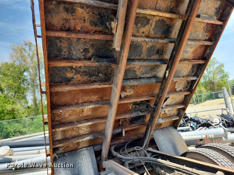 image for item LX9542 2006 International 7400  flatbed truck