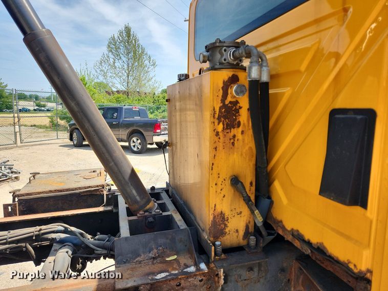 image for item LX9542 2006 International 7400  flatbed truck