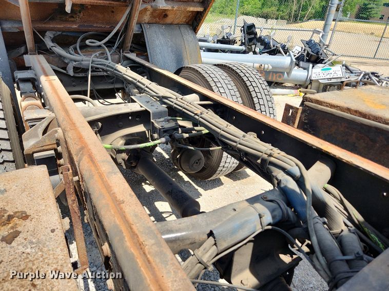 image for item LX9542 2006 International 7400  flatbed truck