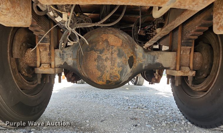 image for item LX9542 2006 International 7400  flatbed truck