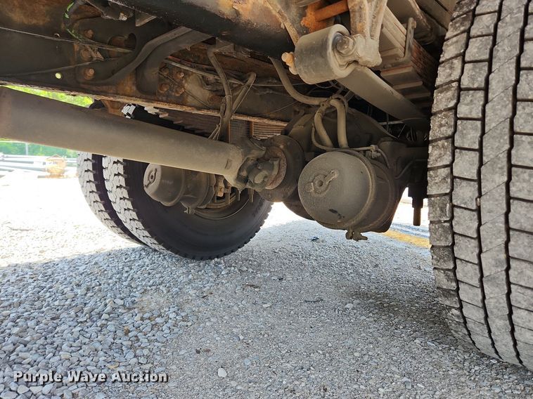 image for item LX9542 2006 International 7400  flatbed truck