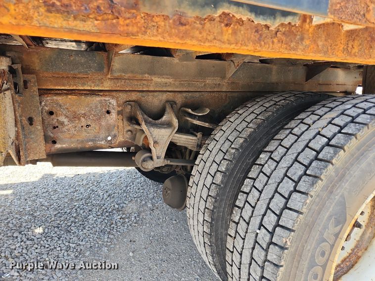 image for item LX9542 2006 International 7400  flatbed truck