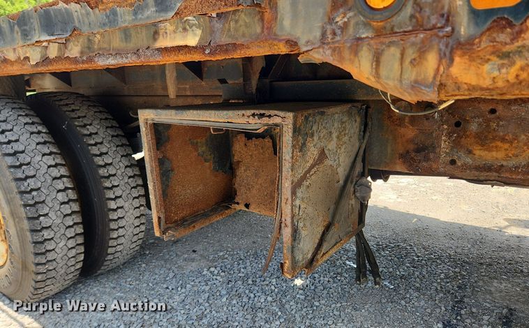 image for item LX9542 2006 International 7400  flatbed truck