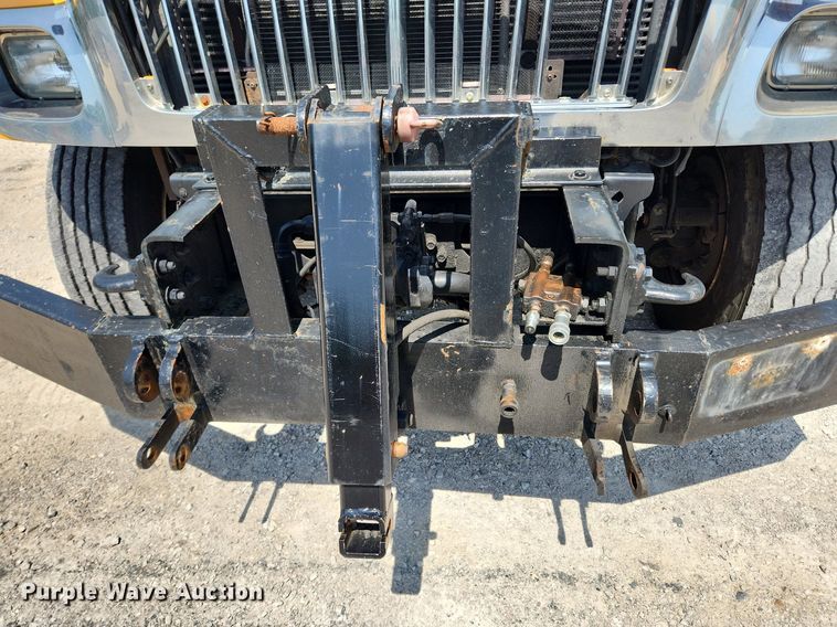 image for item LX9542 2006 International 7400  flatbed truck