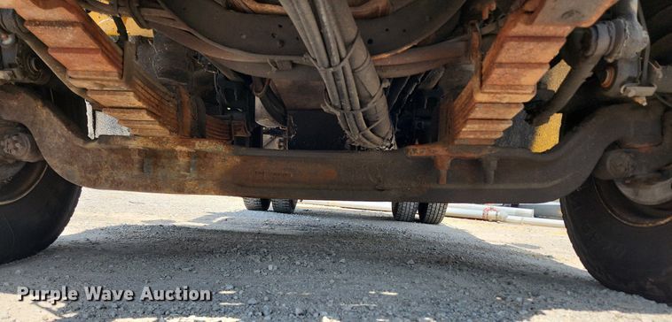 image for item LX9542 2006 International 7400  flatbed truck