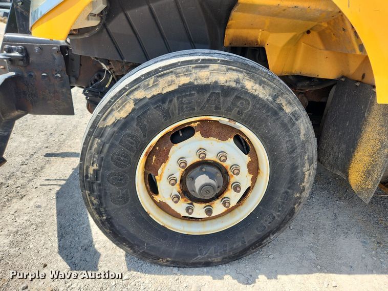 image for item LX9542 2006 International 7400  flatbed truck