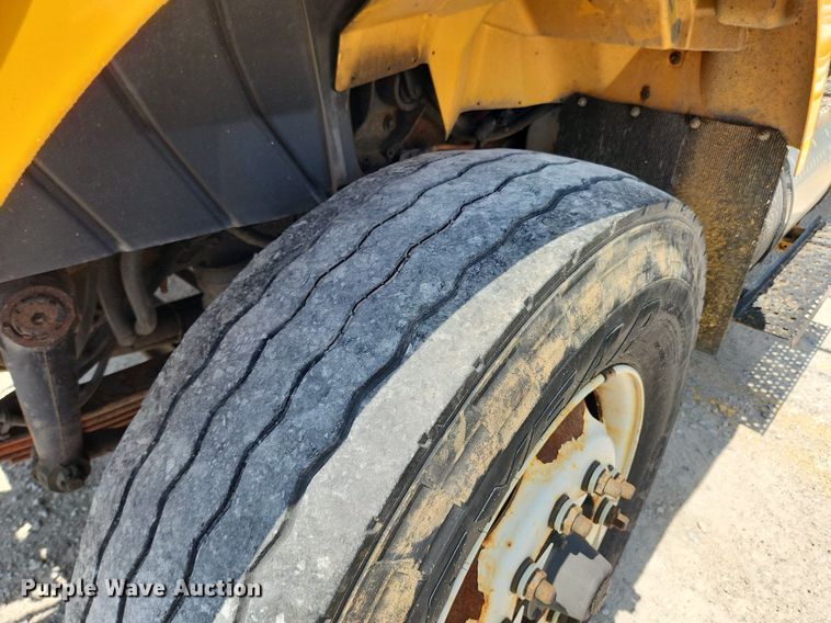 image for item LX9542 2006 International 7400  flatbed truck