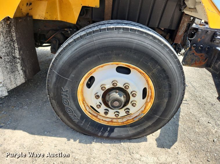 image for item LX9542 2006 International 7400  flatbed truck