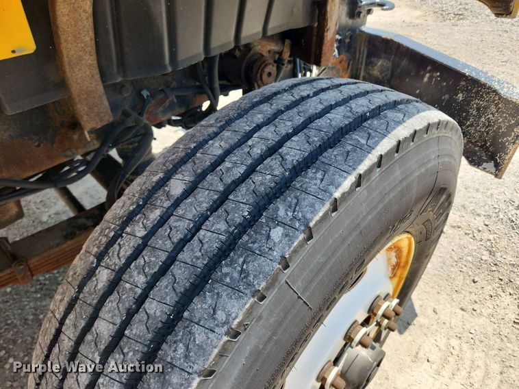 image for item LX9542 2006 International 7400  flatbed truck