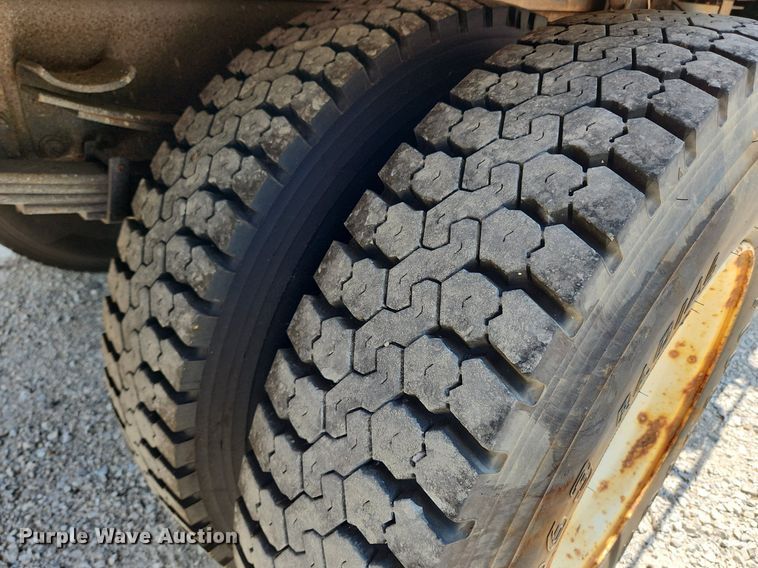 image for item LX9542 2006 International 7400  flatbed truck