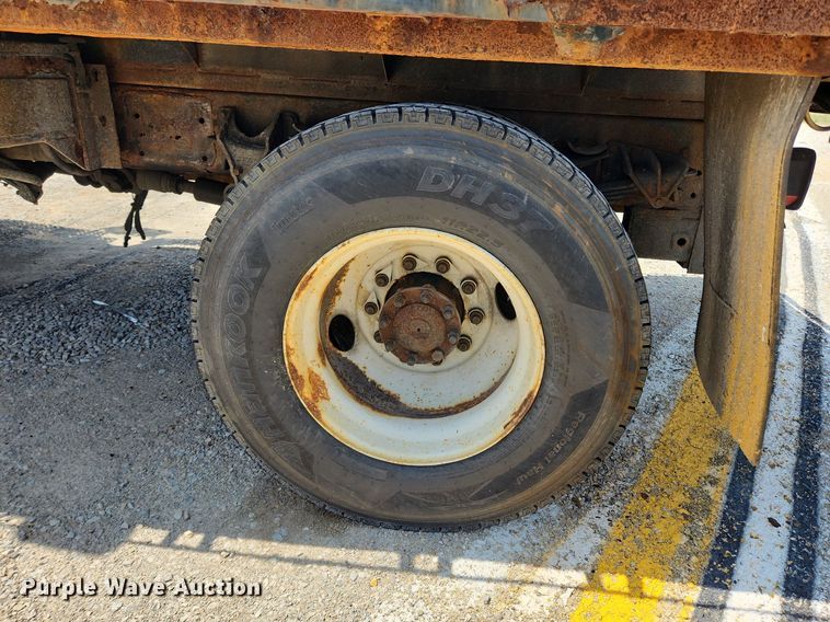 image for item LX9542 2006 International 7400  flatbed truck