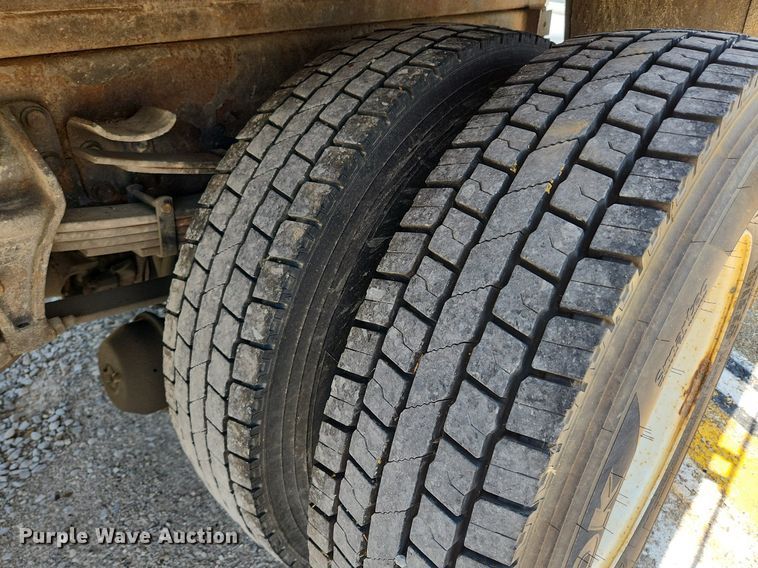 image for item LX9542 2006 International 7400  flatbed truck