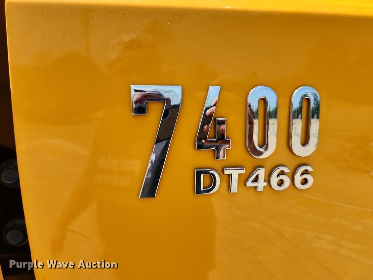 image for item LX9542 2006 International 7400  flatbed truck