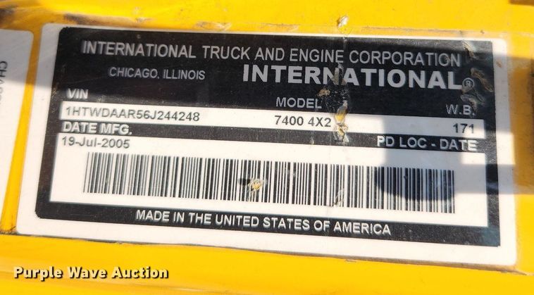 image for item LX9542 2006 International 7400  flatbed truck