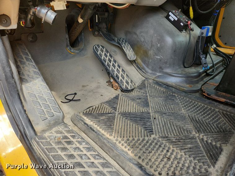 image for item LX9548 2007 Sterling L7500  bucket truck