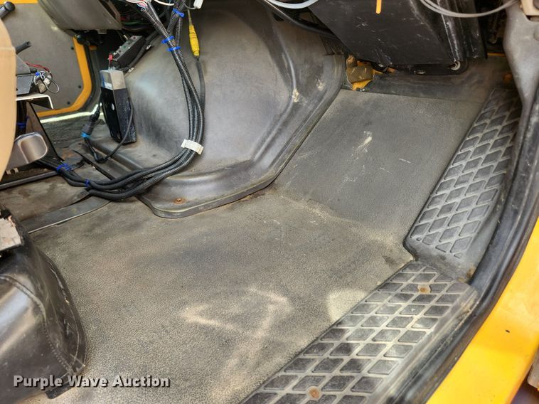 image for item LX9548 2007 Sterling L7500  bucket truck