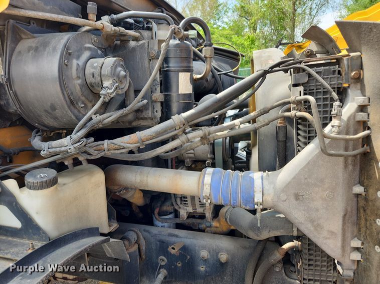 image for item LX9548 2007 Sterling L7500  bucket truck