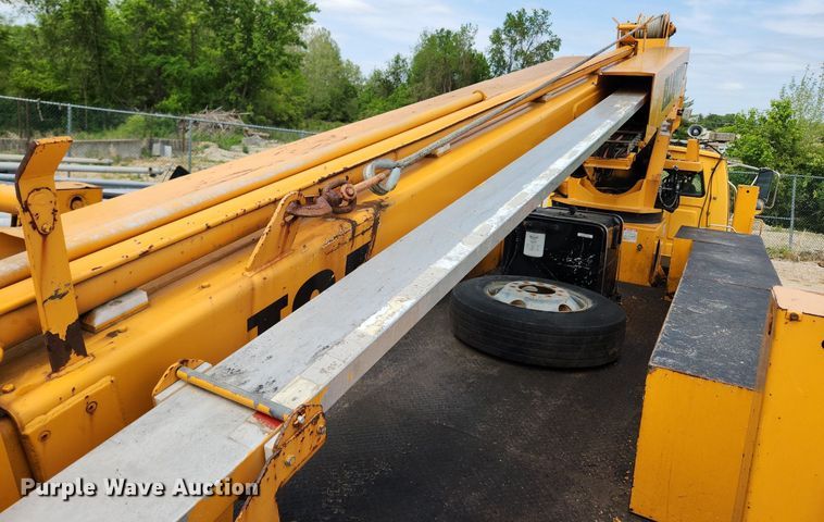 image for item LX9548 2007 Sterling L7500  bucket truck