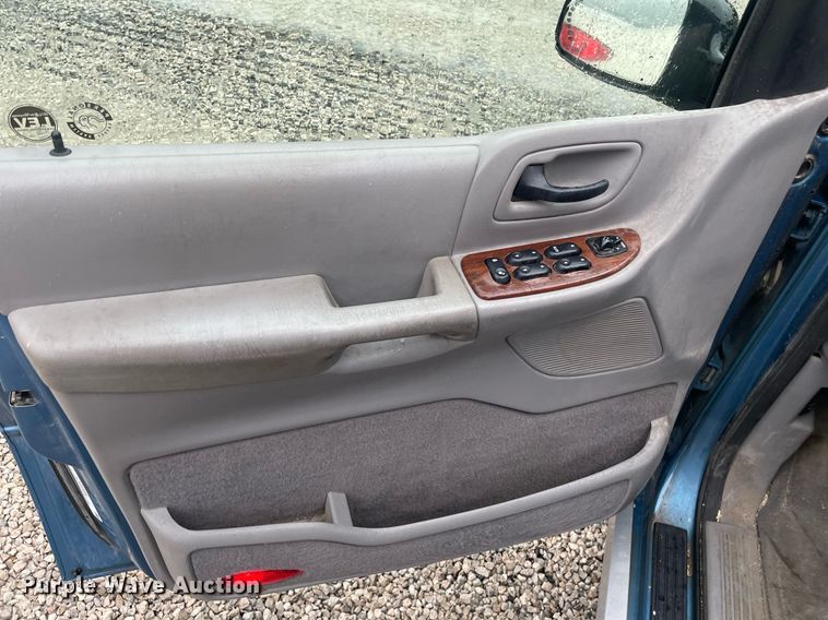 image for item LY9584 2001 Ford Windstar  van