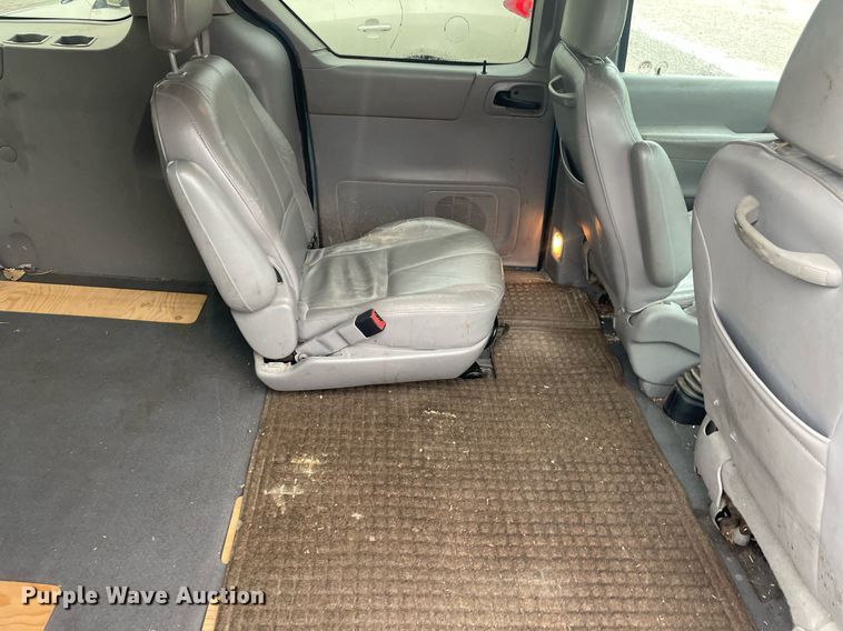 image for item LY9584 2001 Ford Windstar  van