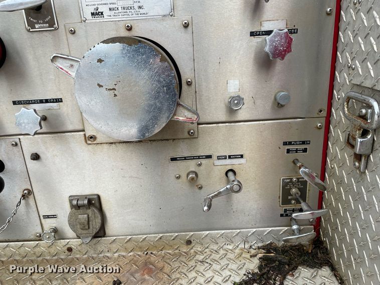 image for item LY9585 1982 Mack CF686F  pumper fire truck