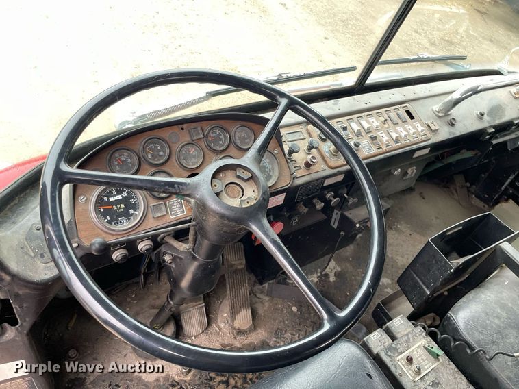 image for item LY9585 1982 Mack CF686F  pumper fire truck